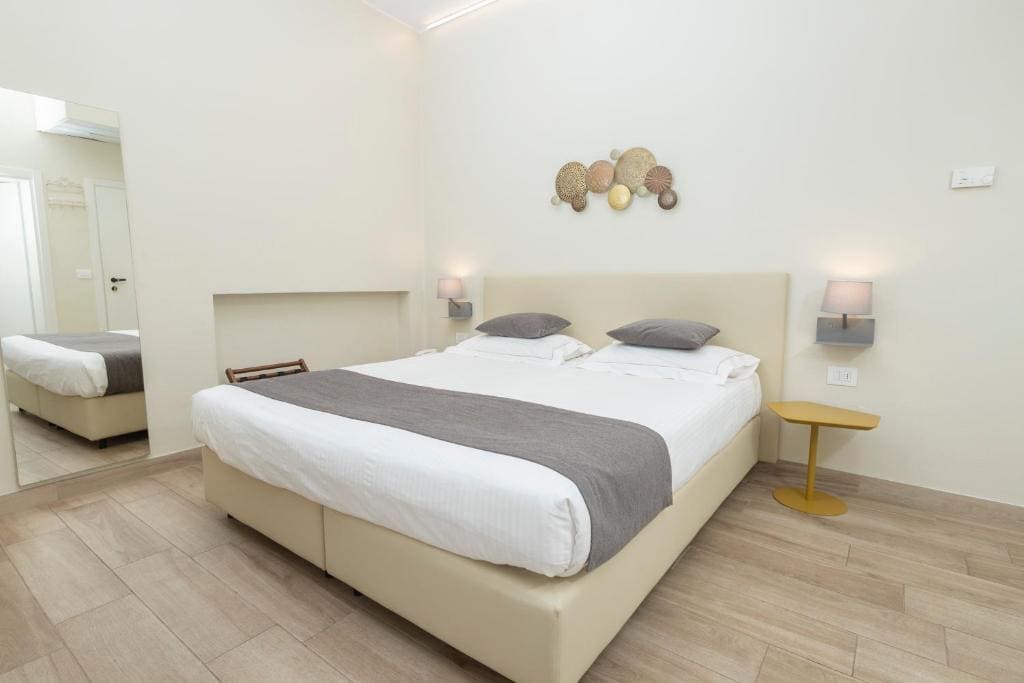 Comfort Double with Balcony and lake view room - Image 3
