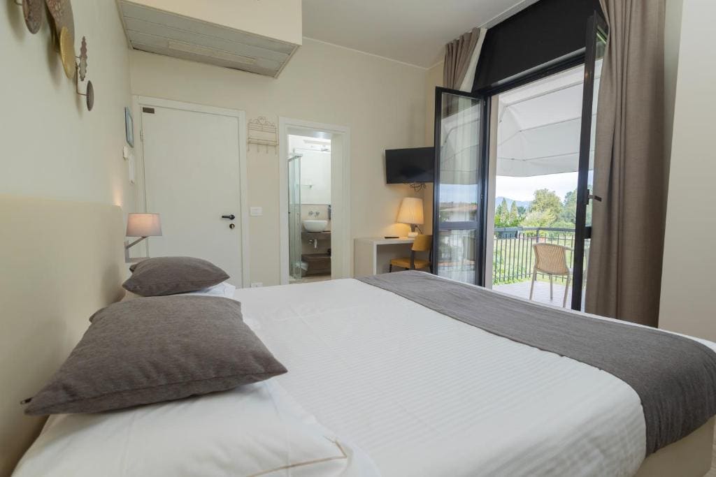 Comfort Double with Balcony and lake view room - Image 2