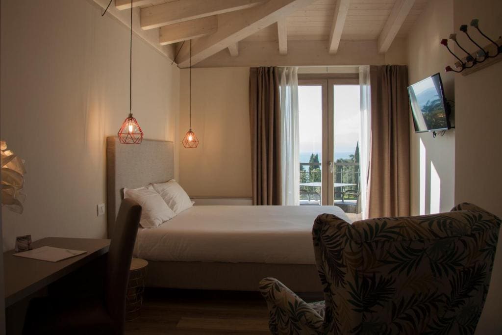 Superior Double Room with Lake View room - Image 2