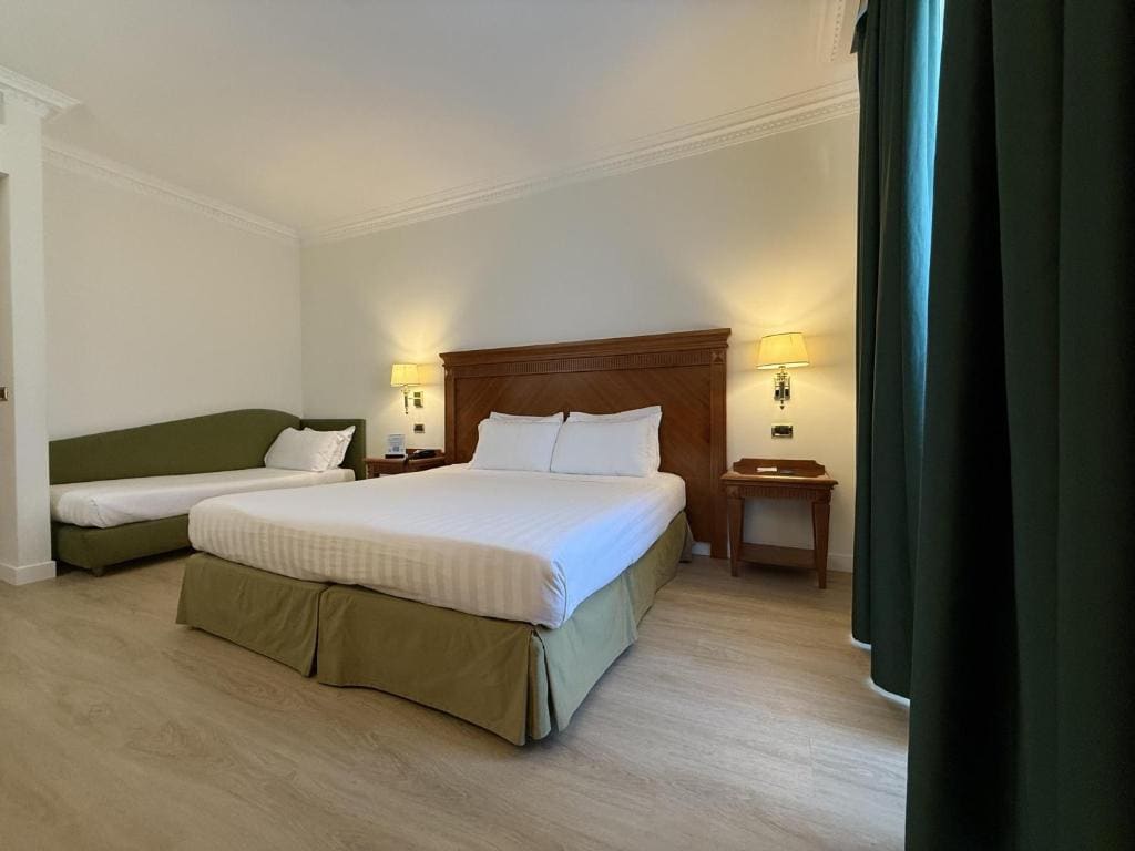 Standard King Room with Single Bed room - Image 2
