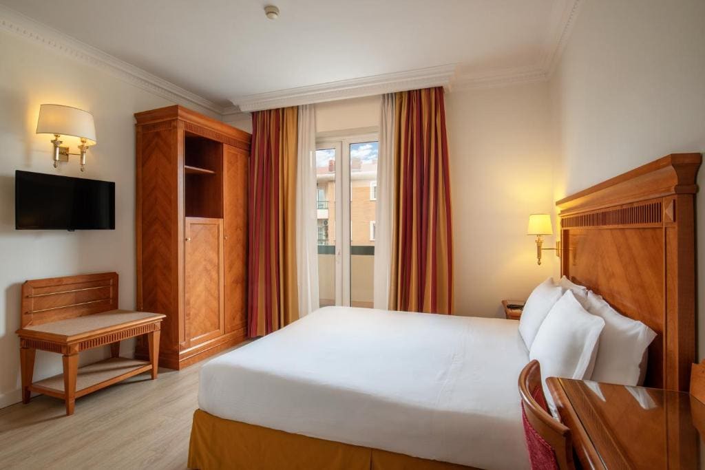 Standard King Room with Single Bed room - Image 1