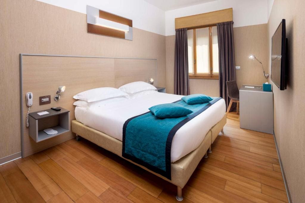 Deluxe King Room room - Image 2