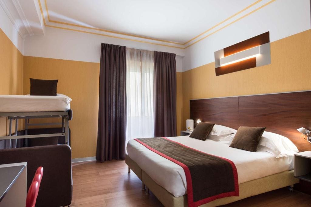 Family King Room with Bunk Beds room - Image 3
