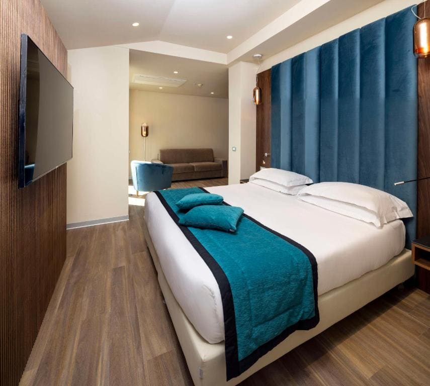King Junior Suite with City View room - Image 3