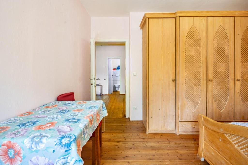 One-Bedroom Apartment with Garden room - Image 1