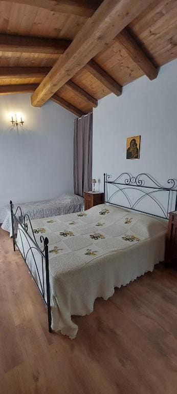 Triple Room with Shared Bathroom room - Image 2