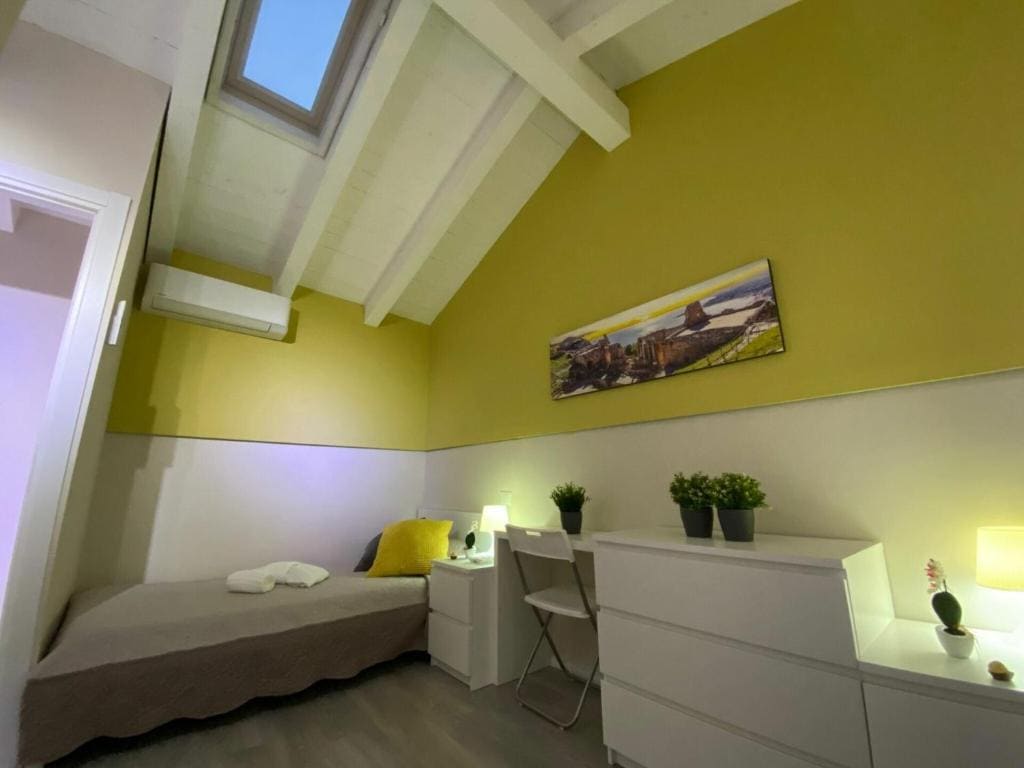 Small Twin Room room - Image 3