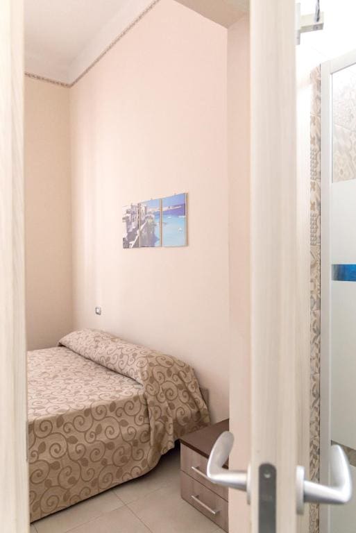 Double Room with Private Bathroom room - Image 3