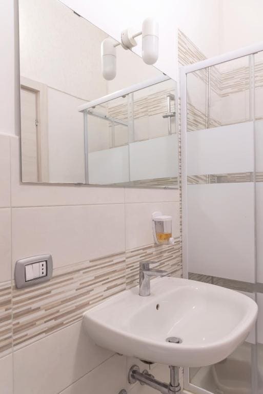 Large Double or Twin Room room - Image 1