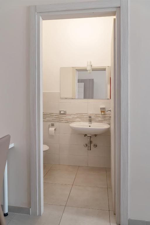 Large Double or Twin Room room - Image 3