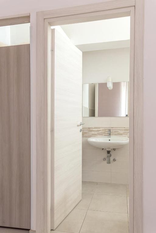 Large Single Room room - Image 2