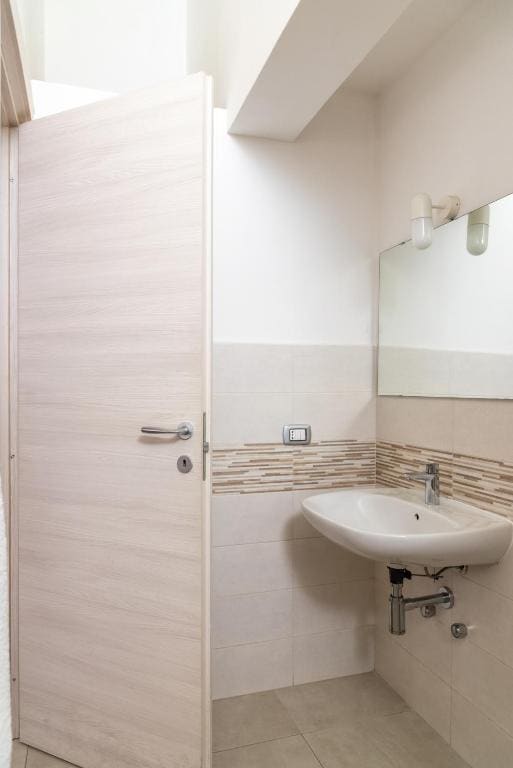 Large Single Room room - Image 1
