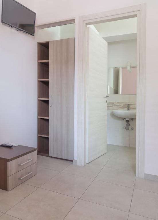 Large Single Room room - Image 3