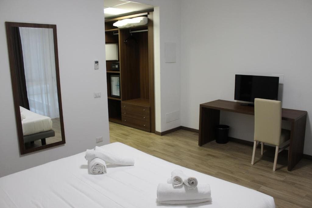 Double Room with Balcony and Lake View room - Image 3