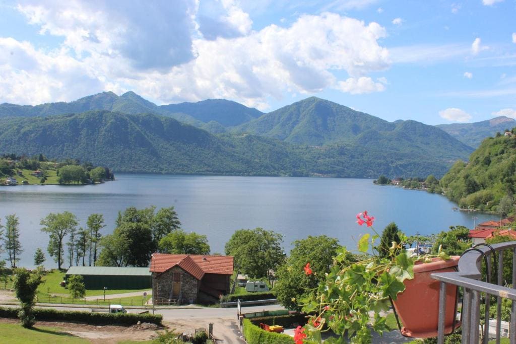 Double Room with Balcony and Lake View room - Image 2