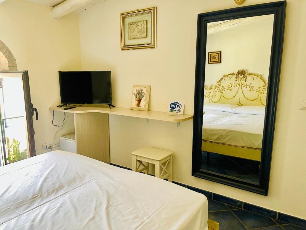 Superior Double with River View room - Image 3