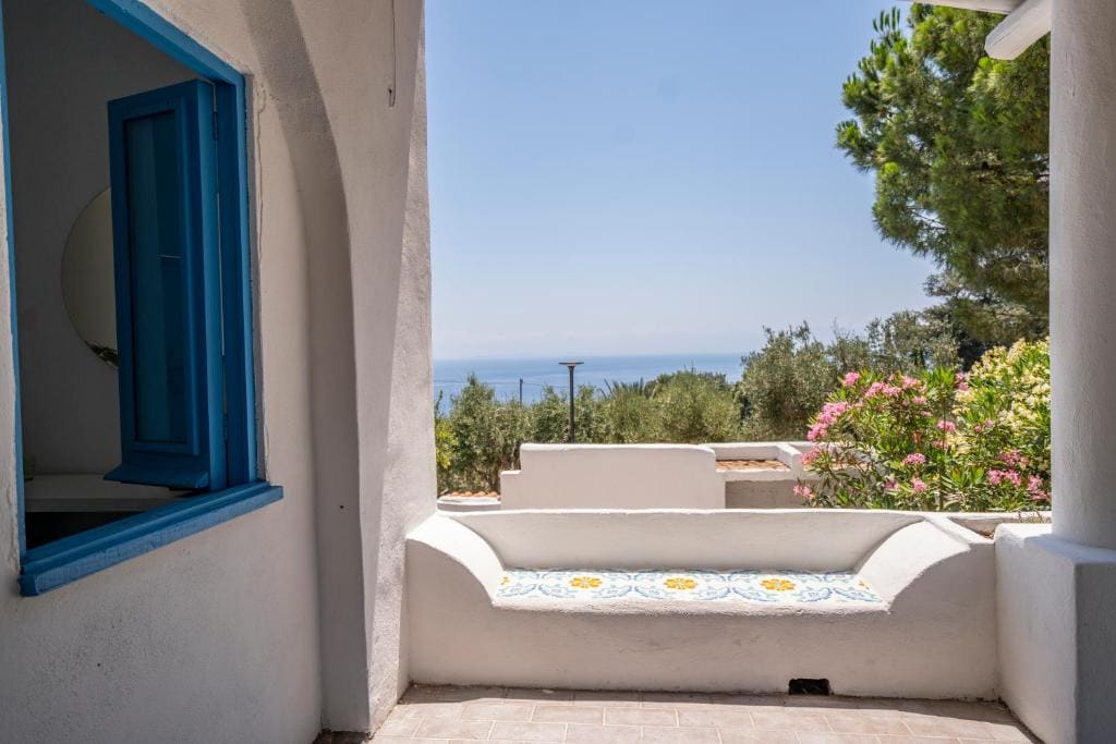 Double Room with Sea View room - Image 2