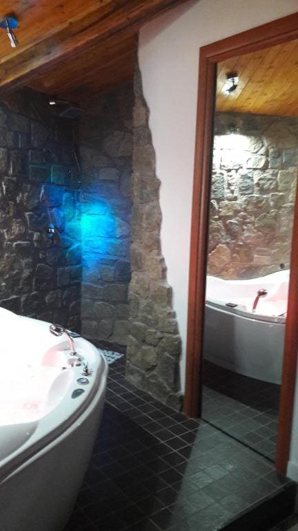 Queen Suite with Spa Bath room - Image 1