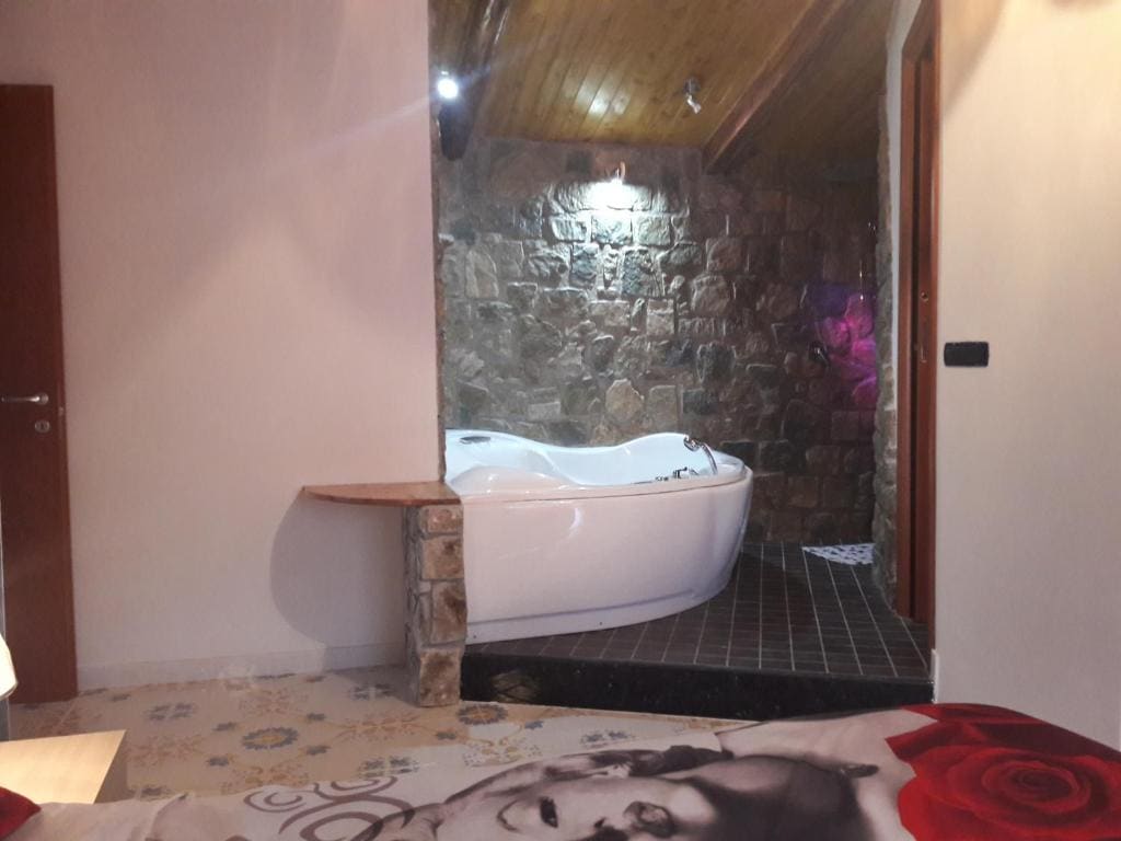 Queen Suite with Spa Bath room - Image 3