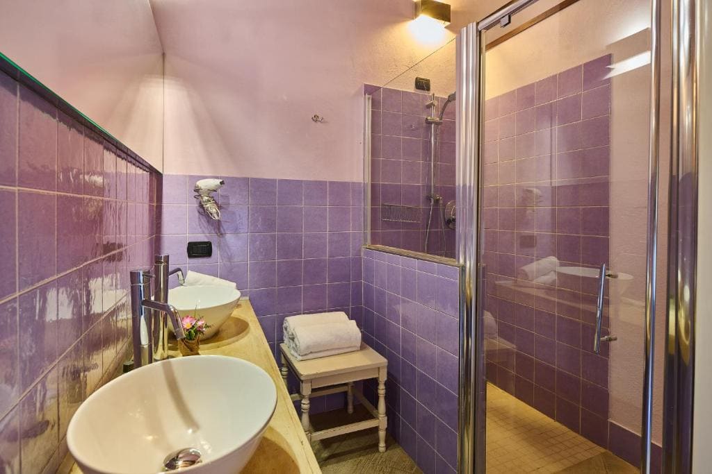 Suite with Whirlpool room - Image 2