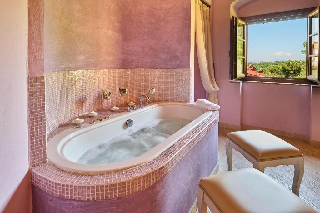 Suite with Whirlpool room - Image 3