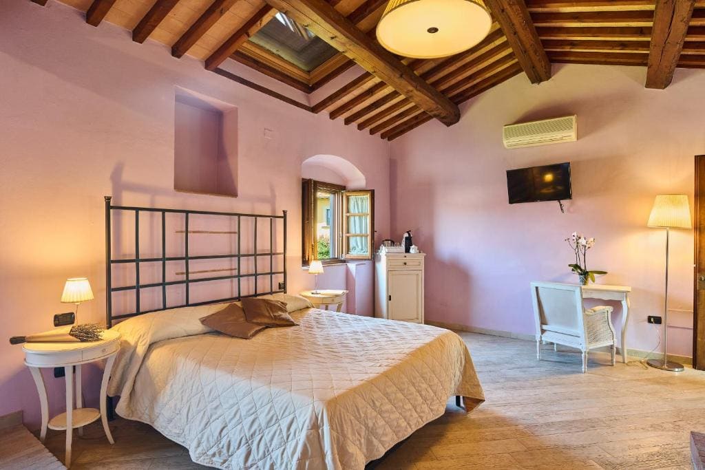 Suite with Whirlpool room - Image 1