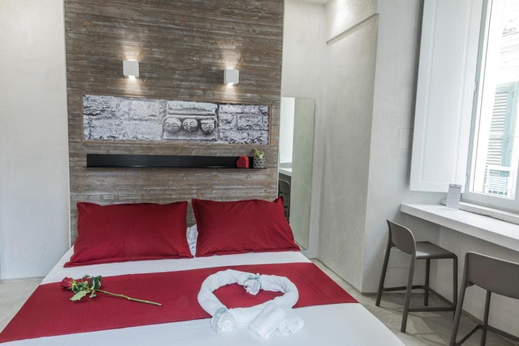 Superior Double Room with Balcony room - Image 3