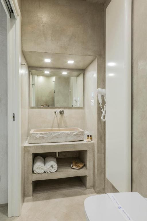 Superior Double Room with Balcony room - Image 2