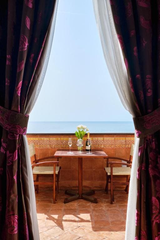 Superior King Suite room - Image 2