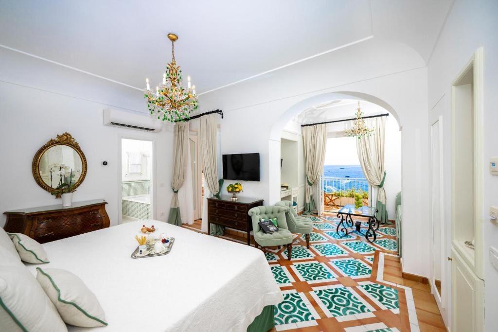 Deluxe Double Room with Sea View room - Image 3