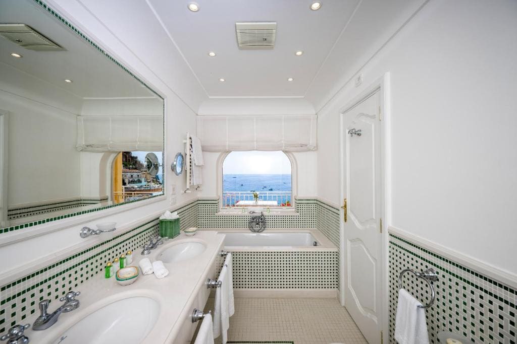 Deluxe Double Room with Sea View room - Image 2