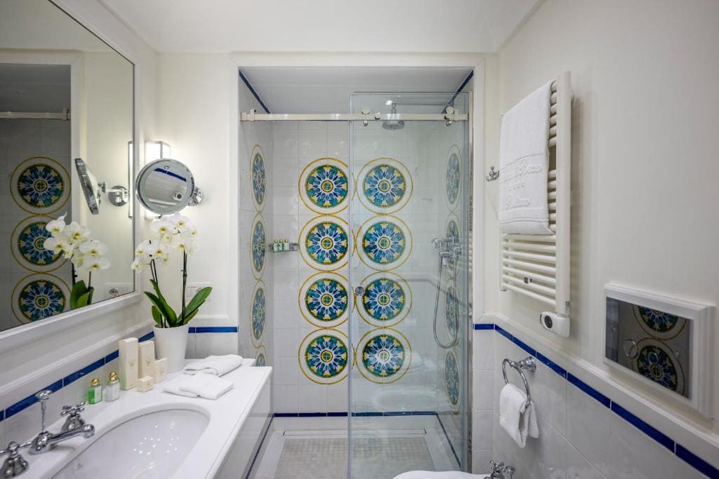Double Room with Balcony and Sea View room - Image 3