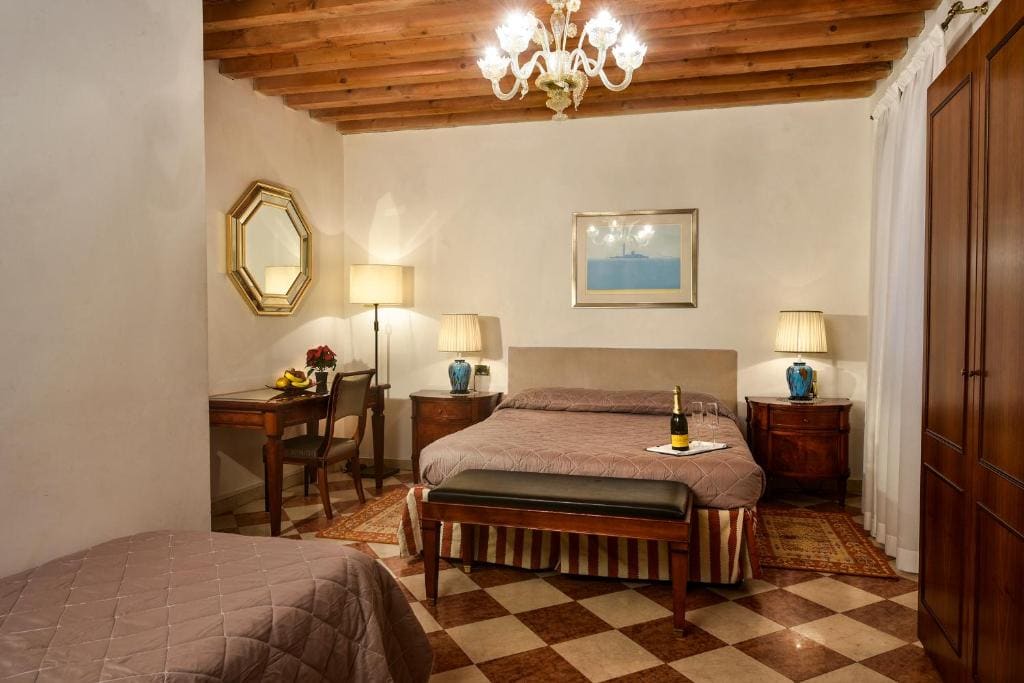 Deluxe King Room room - Image 3
