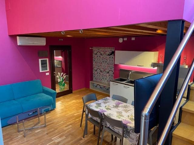 Apartment - Split Level room - Image 2
