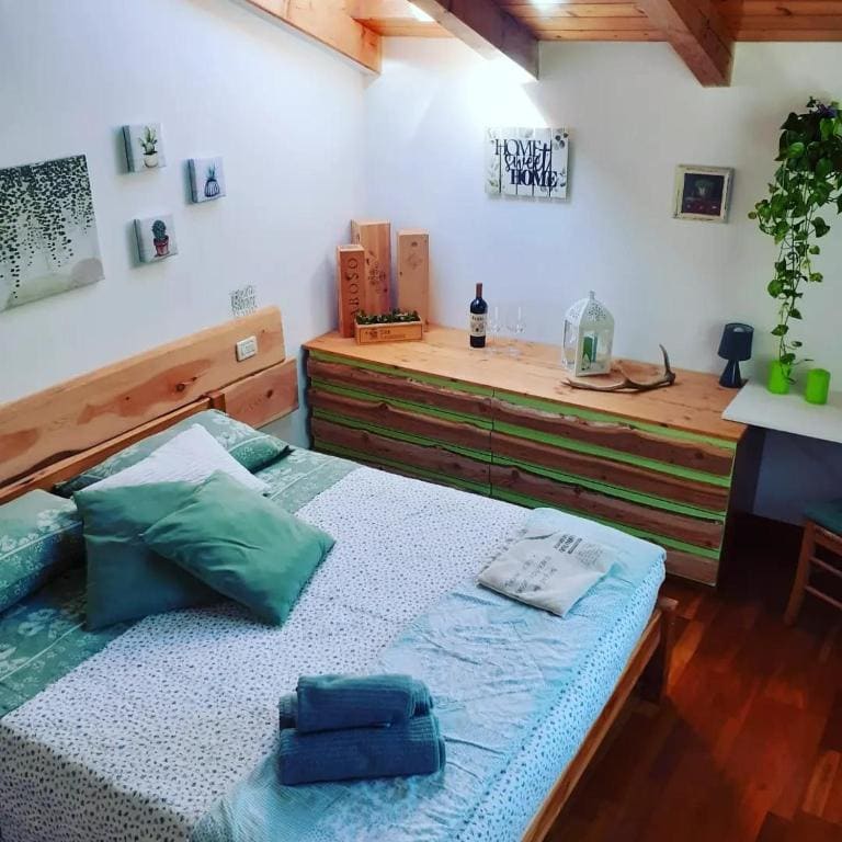 Double Room with Shared Bathroom room - Image 2