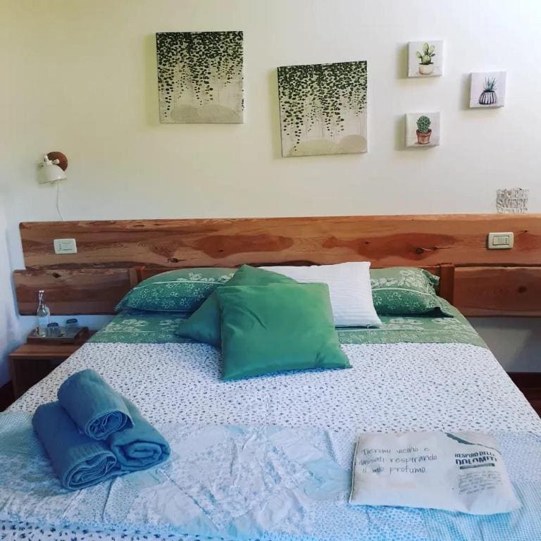 Double Room with Shared Bathroom room - Image 3