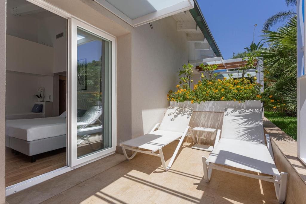 Double Room with Balcony and Sea View room - Image 3