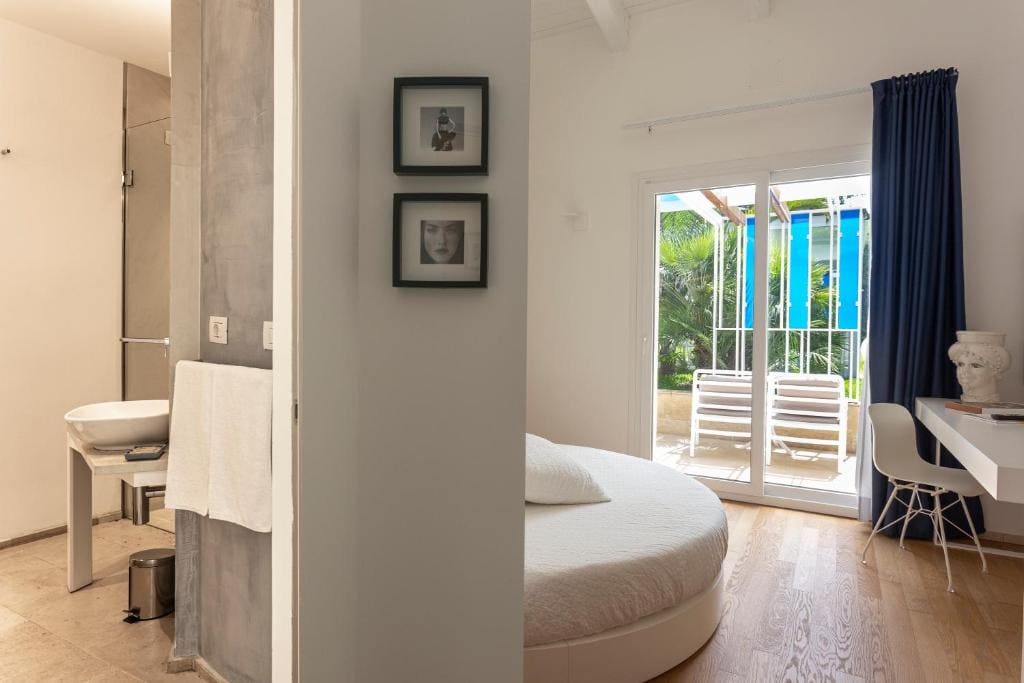 Double Room with Balcony room - Image 2