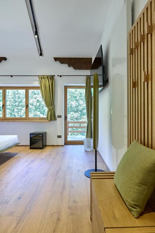 Deluxe Double Room with Balcony room - Image 3