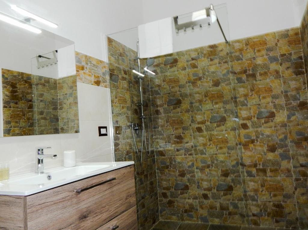 Deluxe Family Room room - Image 3
