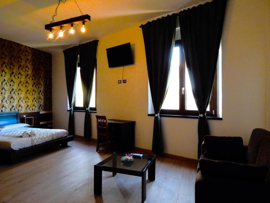 Deluxe Family Room room - Image 2