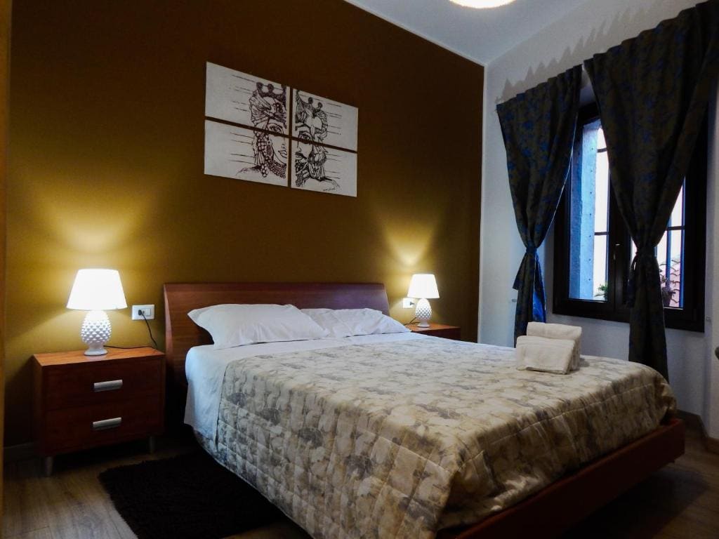 King Room with Roll-In Shower - Disability Access room - Image 1