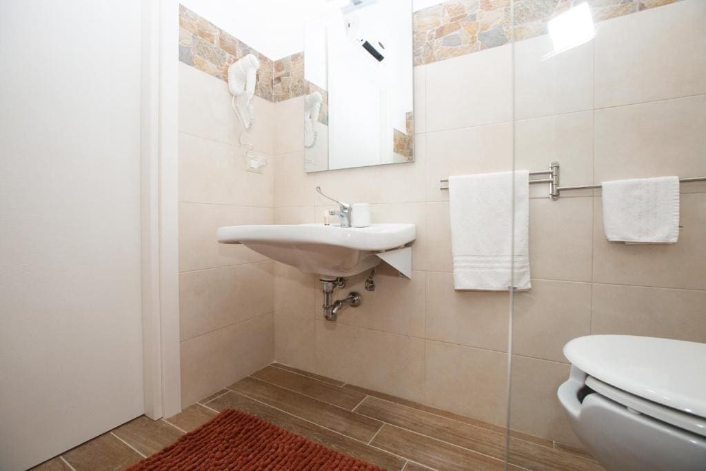 King Room with Roll-In Shower - Disability Access room - Image 2
