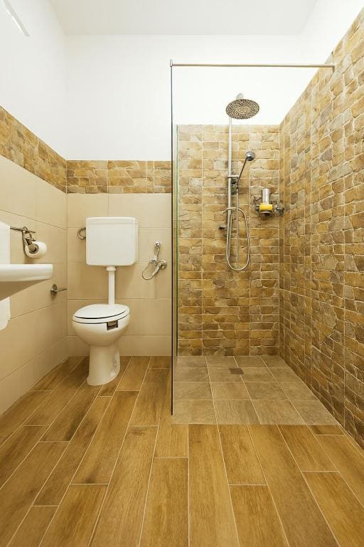 King Room with Roll-In Shower - Disability Access room - Image 3