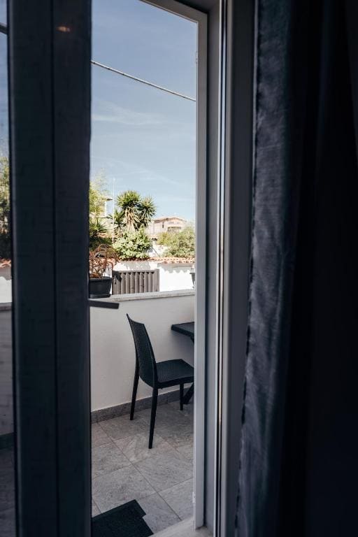 Double Room with Balcony and Private Bathroom room - Image 2
