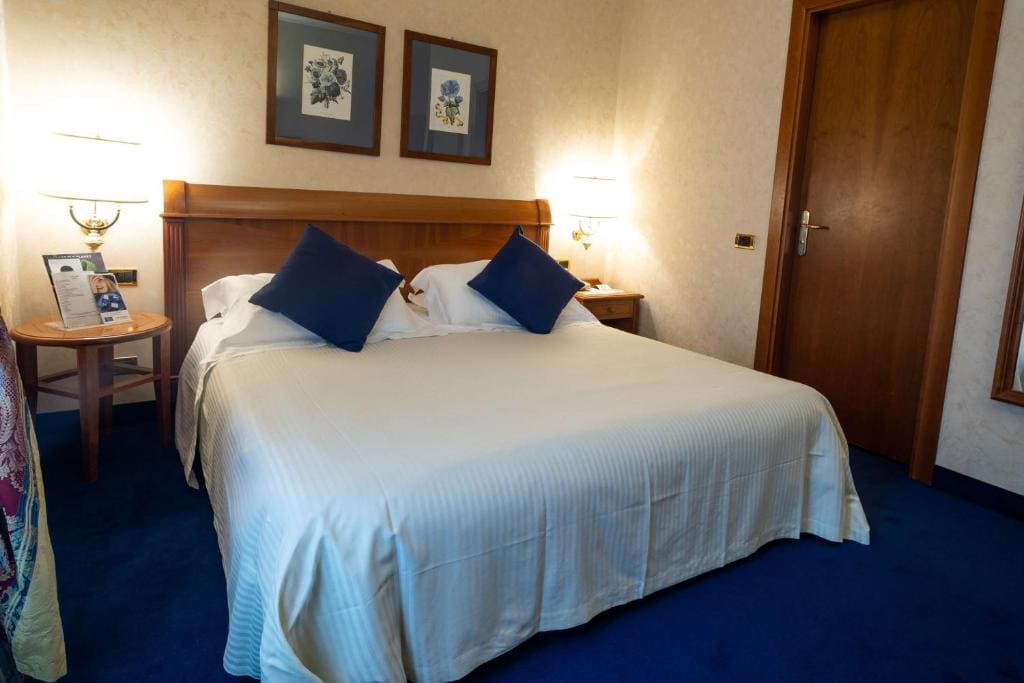 Classic Queen Room room - Image 1