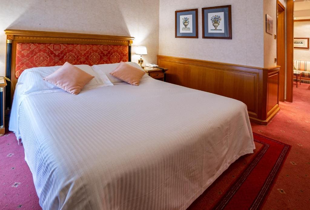 Deluxe Queen Room room - Image 3