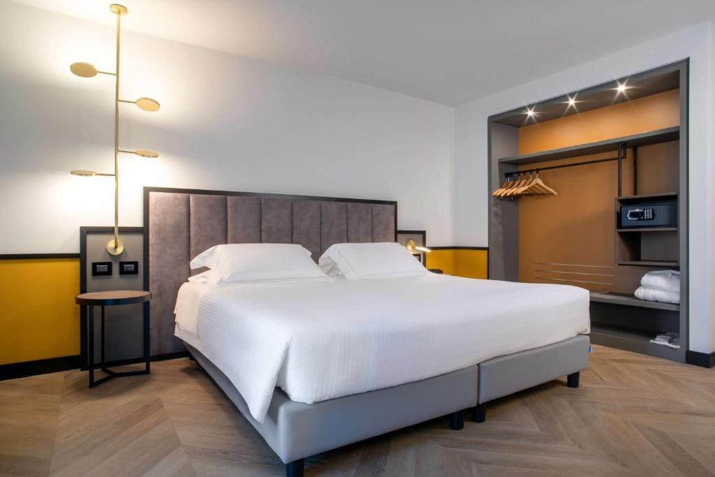 Deluxe Queen Room room - Image 2