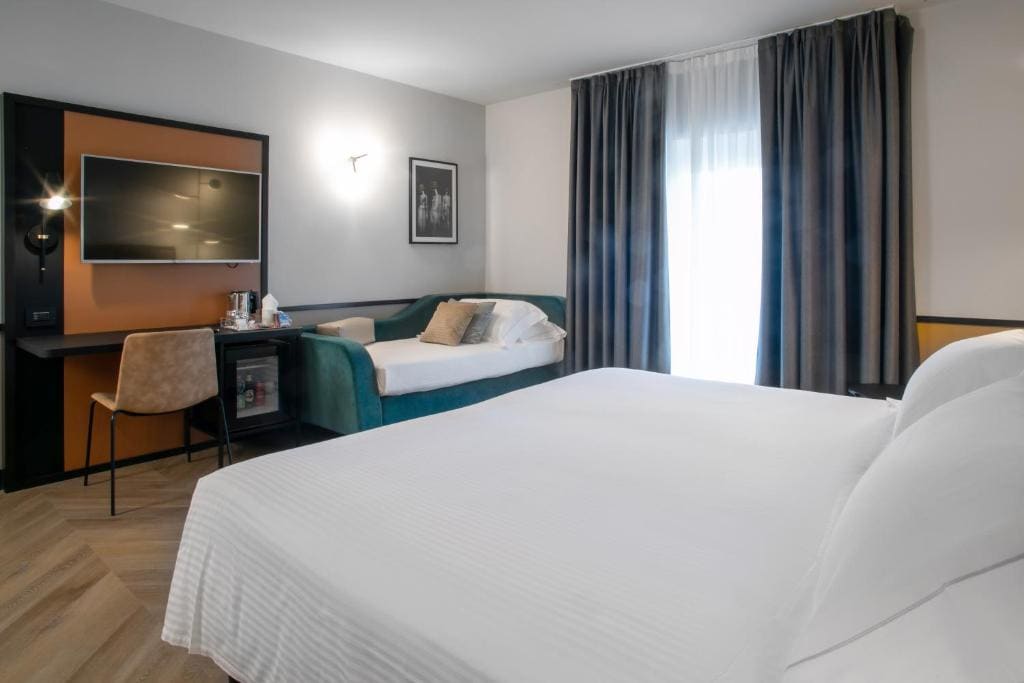 Deluxe Room with One Queen Bed and One Single Bed room - Image 3