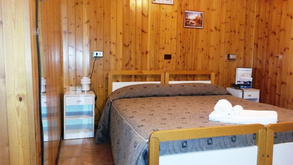 Single Room with Private Bathroom room - Image 1